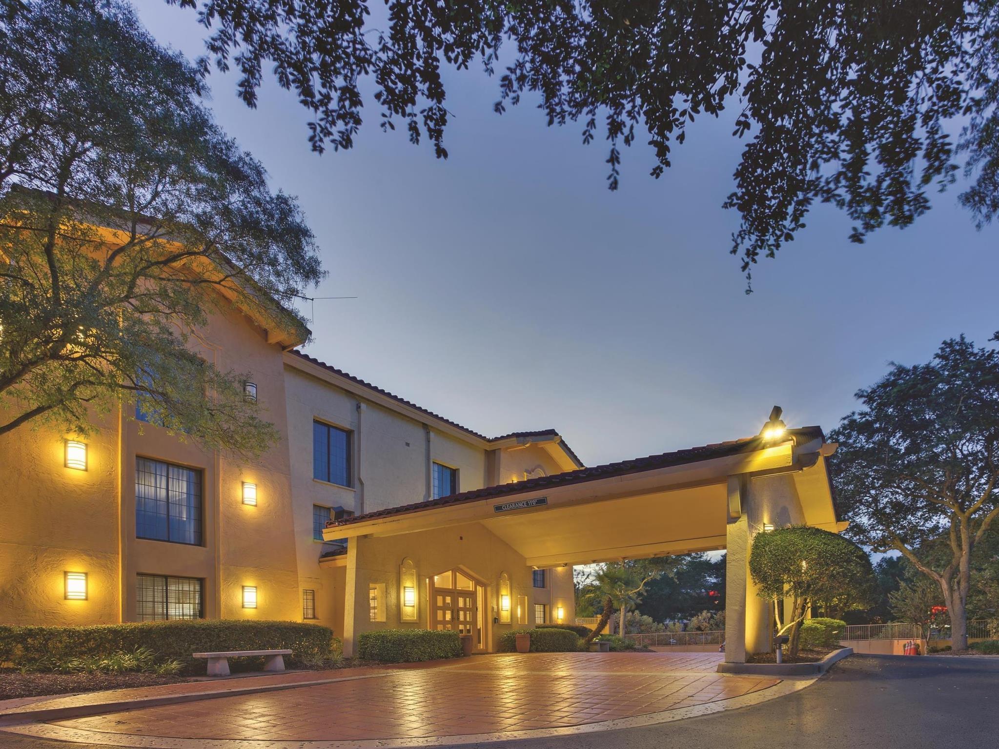 Days Inn By Wyndham Gainesville Florida Exterior photo